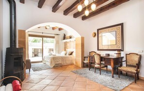 5 bedrooms, iron/ironing board, travel cot, free WiFi - Nice home in Manacor with private swimming pool, can be inside or outside (Manacor)