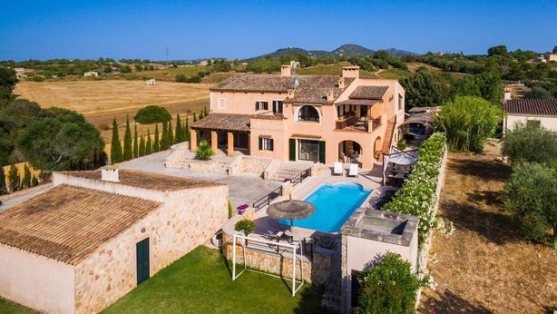 A large house with a swimming pool, stone walls, and a view of the countryside. - Nice home in Manacor with private swimming pool, can be inside or outside (Manacor)