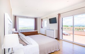 6 bedrooms, iron/ironing board, travel cot, free WiFi - Amazing home in Palma with private swimming pool, can be inside or outside (Palma)