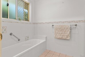 Shower, hair dryer, towels, soap - Coffs Creek Retreat - perfect location for your beachside family holiday (Coffs Harbour)