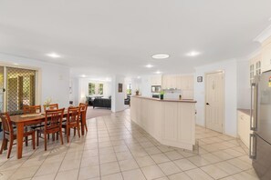 Dining - Coffs Creek Retreat - perfect location for your beachside family holiday (Coffs Harbour)