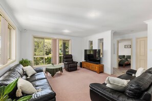 TV - Coffs Creek Retreat - perfect location for your beachside family holiday (Coffs Harbour)