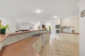 Micro-ondes, four, plaque de cuisson, lave-vaisselle