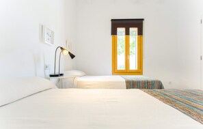 3 habitaciones, tabla de planchar con plancha y cuna de viaje 