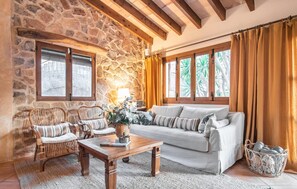Smart TV, ping pong - Awesome home in Capdepera with private swimming pool, can be inside or outside (Capdepera)