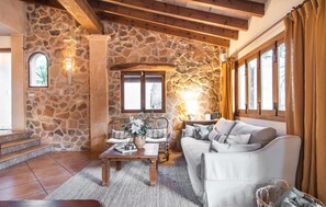 Smart TV, ping pong - Awesome home in Capdepera with private swimming pool, can be inside or outside (Capdepera)