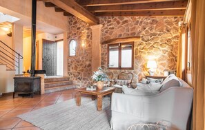 Smart TV, ping pong - Awesome home in Capdepera with private swimming pool, can be inside or outside (Capdepera)