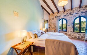 bed - Beautiful home in Porreres with private swimming pool, can be inside or outside (Porreres)