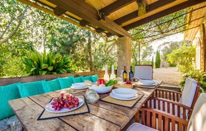Outdoor dining - Beautiful home in Porreres with private swimming pool, can be inside or outside (Porreres)