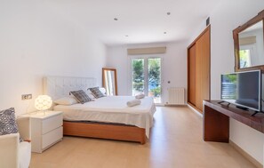 4 bedrooms, iron/ironing board, travel cot, free WiFi - Stunning home in Palma with private swimming pool, can be inside or outside (Palma)