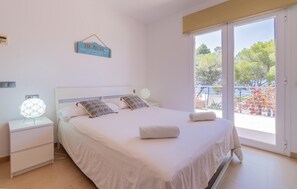 4 bedrooms, iron/ironing board, travel cot, free WiFi - Stunning home in Palma with private swimming pool, can be inside or outside (Palma)