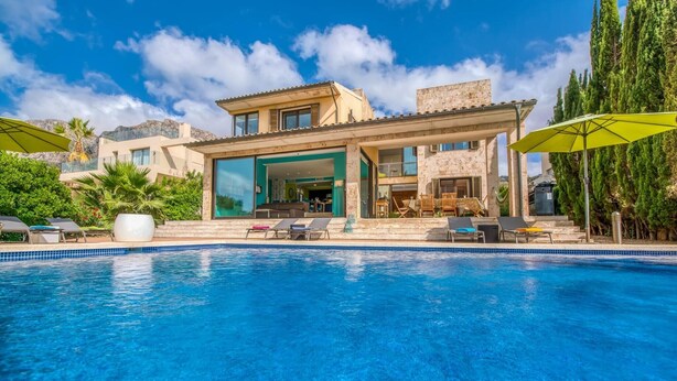 Une villa moderne dotée d’une piscine, d’un espace extérieur aménagé et offrant une vue sur le paysage environnant.