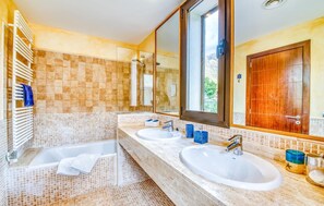 Shower, hair dryer - Amazing home in Betlem with private swimming pool, can be inside or outside (Betlem)