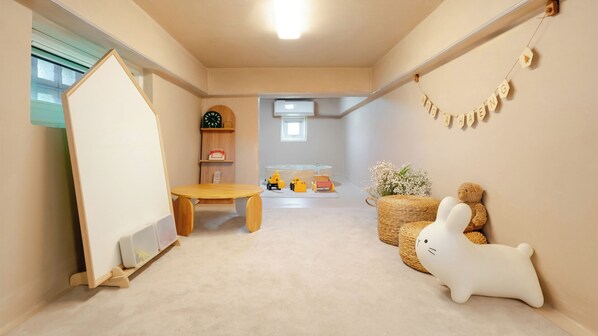 Phòng cơ bản, 2 phòng ngủ (Kid Room B (Kids' room, Spa, BBQ)) | 2 phòng ngủ, truy cập Internet không dây miễn phí 