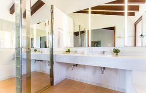 Shower, hair dryer - Nice home in Son Servera with private swimming pool, can be inside or outside (Son Servera)