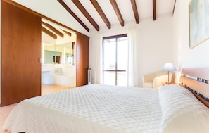 4 chambres, fer et planche à repasser, lit de bébé portatif
