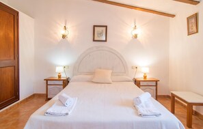 4 bedrooms, in-room safe, iron/ironing board, travel cot - Cozy home in Santanyi with private swimming pool, can be inside or outside (Santanyi)