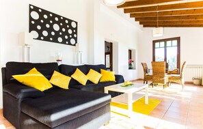 TV - Nice home in Montuiri with private swimming pool, can be inside or outside (Montuiri)