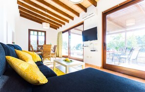 TV - Nice home in Montuiri with private swimming pool, can be inside or outside (Montuiri)