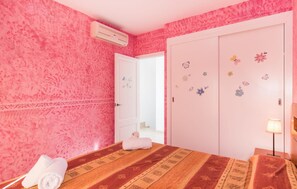 3 bedrooms, iron/ironing board, travel cot, free WiFi - Cozy home in Cala Murada with private swimming pool, can be inside or outside (Cala Murada)