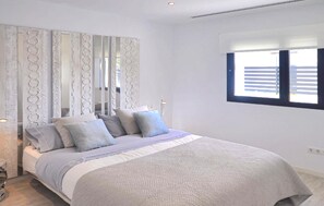 3 bedrooms, in-room safe, iron/ironing board, travel cot - Awesome home in Son Serra de Marina (Son Serra de Marina)