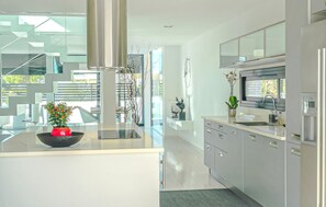 Fridge, microwave, oven, stovetop - Awesome home in Son Serra de Marina (Son Serra de Marina)