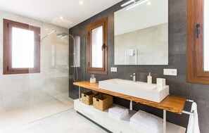 Shower, hair dryer - Amazing home in Porto Cristo (Porto Cristo)