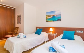 4 bedrooms, in-room safe, iron/ironing board, travel cot - Amazing home in Portocolom with private swimming pool, can be inside or outside (Portocolom)