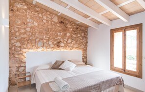 6 bedrooms, in-room safe, iron/ironing board, travel cot - Beautiful home in Campos with private swimming pool, can be inside or outside (Campos)