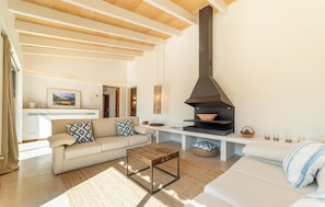 TV, table football, ping pong - Stunning home in Campos with private swimming pool, can be inside or outside (Campos)