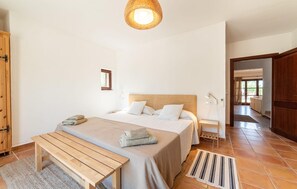 6 habitaciones, tabla de planchar con plancha y cuna de viaje 