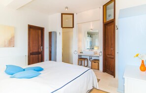 6 bedrooms, in-room safe, iron/ironing board, travel cot - Luxurious home in Portocolom (Portocolom)