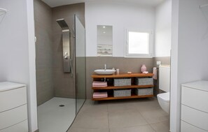 Douche, sèche-cheveux