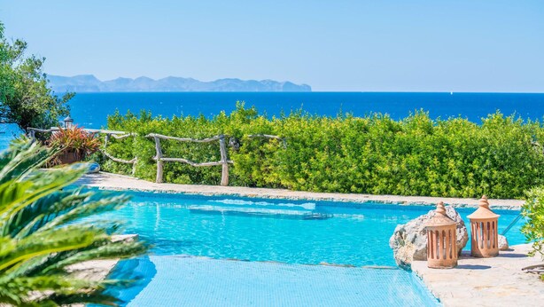 A clear blue pool with a view of the sea and mountains in the background. - Cozy home in Colonia de Sant Pere (Colonia de Sant Pere)