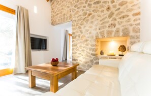 TV - Stunning home in Capdepera with private swimming pool, can be inside or outside (Capdepera)