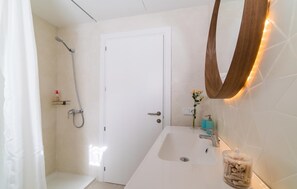 Regadera y secadora de cabello 
