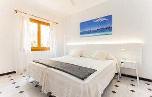 3 bedrooms, iron/ironing board, travel cot, free WiFi - Awesome home in Sa Coma with private swimming pool, can be inside or outside (Sa Coma)