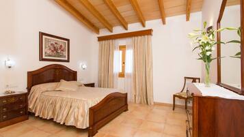 3 slaapkamers, een strijkplank/strijkijzer, reisbedje, gratis wifi