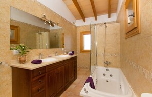 Shower, hair dryer - Cozy home in Santa Maria with private swimming pool, can be inside or outside (Santa Maria)