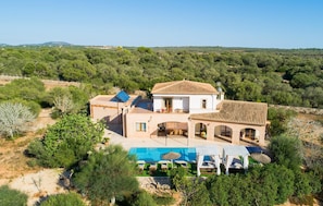 A villa with a swimming pool, outdoor seating, and a view of the surrounding landscape. - Sa Pedrera den Miquel (Campos)