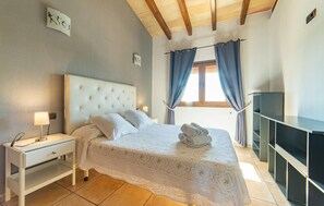 5 bedrooms, in-room safe, iron/ironing board, travel cot - Cozy home in Portocolom with private swimming pool, can be inside or outside (Portocolom)