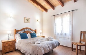 2 bedrooms, in-room safe, travel cot, free WiFi - Cozy home in Pollenca with private swimming pool, can be inside or outside (Pollenca)