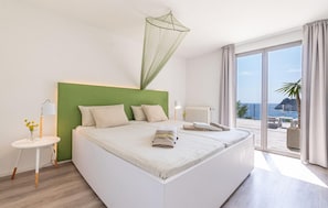 6 bedrooms, in-room safe, iron/ironing board, travel cot - Amazing home in Sa Font de Sa Cala (Sa Font de Sa Cala)