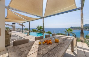Outdoor dining - Amazing home in Sa Font de Sa Cala (Sa Font de Sa Cala)