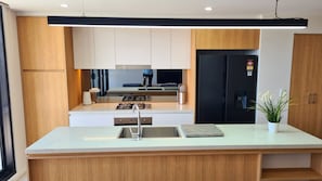 Micro-ondas, fogão, cooktop, lava-louças