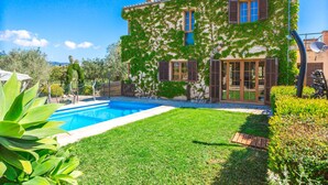 A house with a swimming pool, a well-maintained lawn, and a garden. - Luxurious home in Moscari with private swimming pool, can be inside or outside (Moscari)