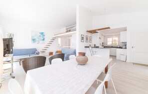 A modern interior with a dining area, kitchen, and living space. - 2 bedroom cozy home in Canyamel (Canyamel)