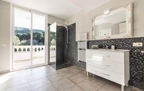 Shower, hair dryer - Beautiful home in Sa Font de Sa Cala (Sa Font de Sa Cala)