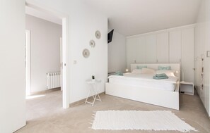 5 bedrooms, in-room safe, iron/ironing board, travel cot - Beautiful home in Sa Font de Sa Cala (Sa Font de Sa Cala)