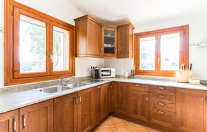 Fridge, microwave, oven, stovetop - Stunning home in Campos with private swimming pool, can be inside or outside (Campos)